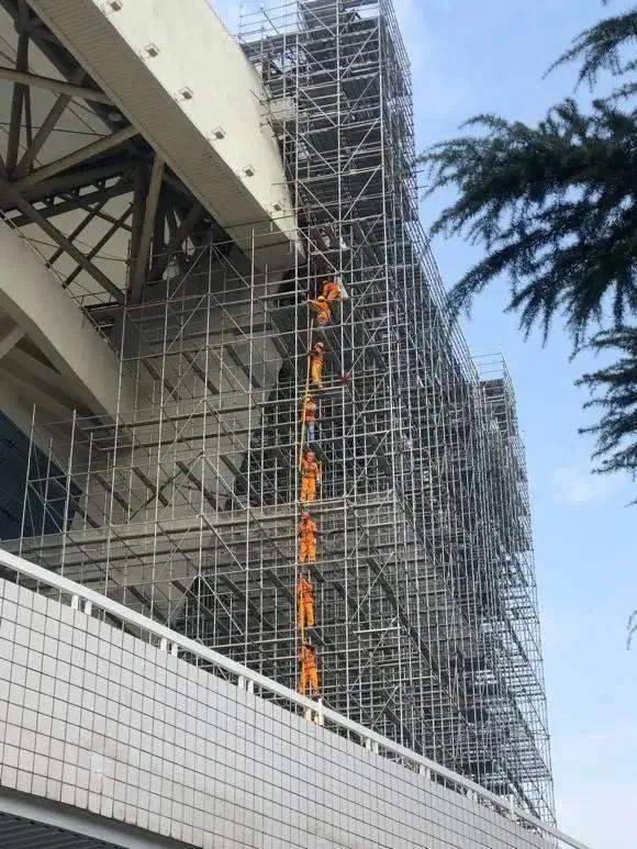 跑道翻新全过程视频,跑道看台翻新