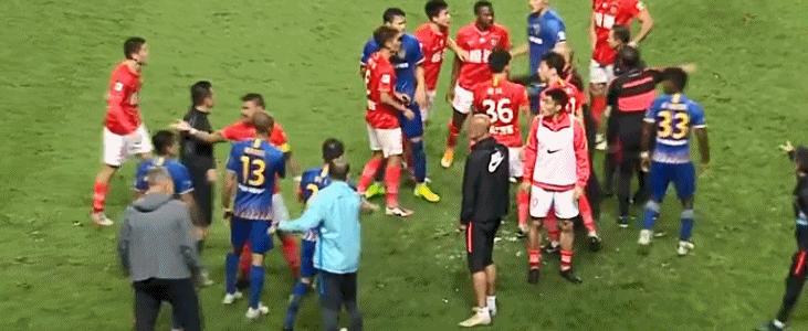 恒大卡纳瓦罗暴怒视频,广州恒大火爆内讧两年轻球员互殴