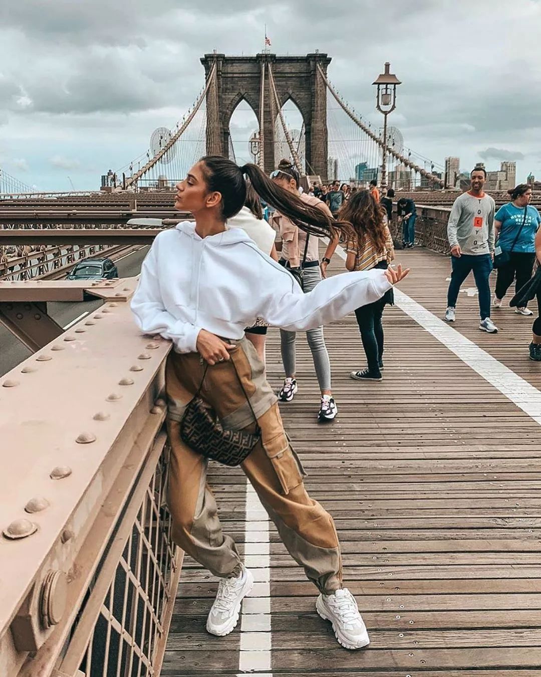 bella服装设计师跨界艺术家,bella都喜欢的工装裤