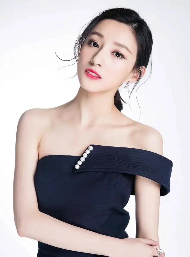 马凡舒首次主持天下足球,央视足球主持马凡舒