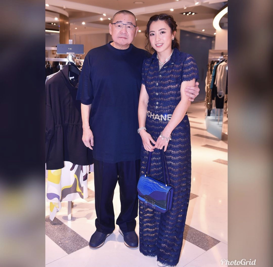 香港女首富甘比黑裙出席典礼,香港女首富甘比不输邓文迪