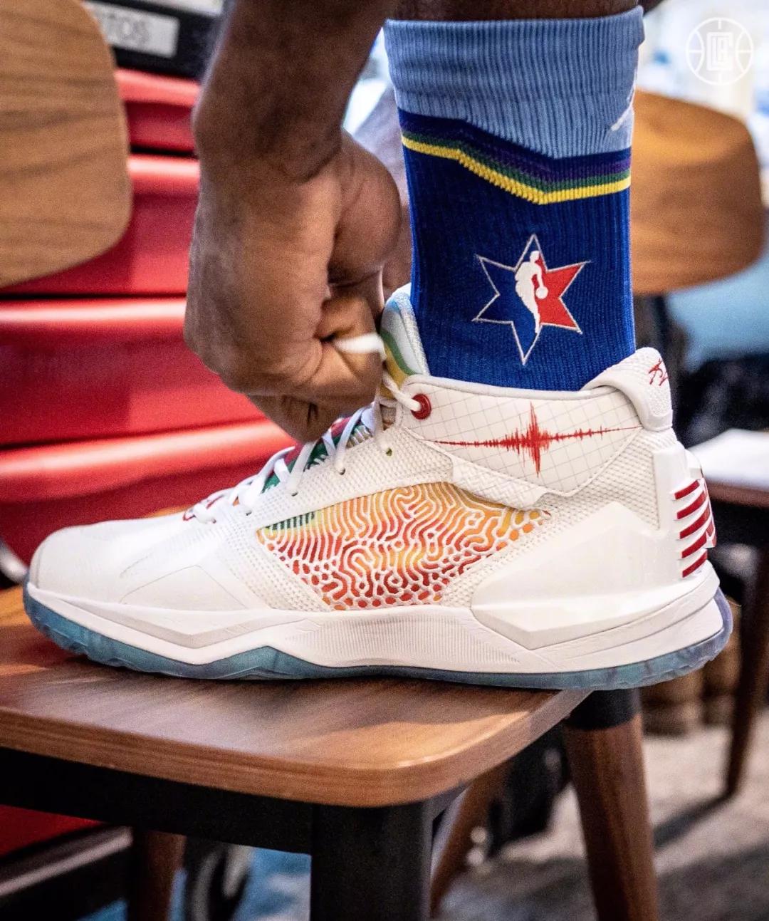 NBA球员上脚：布克卫衣致敬科比，伦纳德的NB签名鞋来了