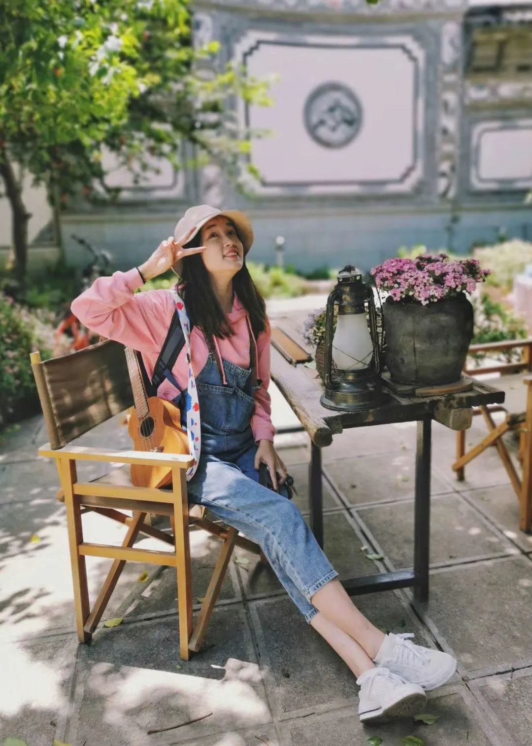 她花4年旅行全球，然后在古城街头摆摊卖故事