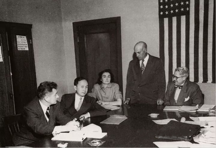 毛主席给钱学森递烟，还没给到又收了回去，毛主席：要自力更生