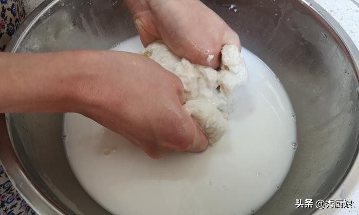 炸蓬松酥脆油条到底加不加酵母,炸油条要怎么发面才能炸出油条来