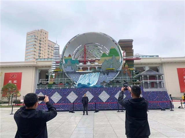 记者揭秘“多彩贵州”彩车走过*安门天**那一刻！“多彩贵州”彩车副驾驶：骄傲！自豪