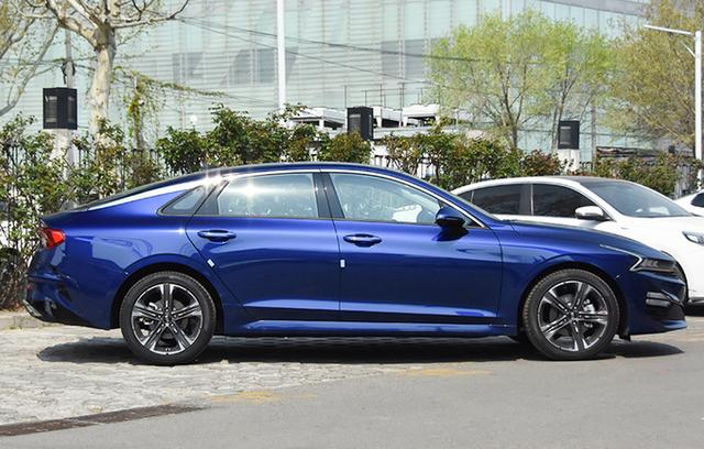 韩系车起亚k5二手车高配,全新起亚k5实车最新的设计