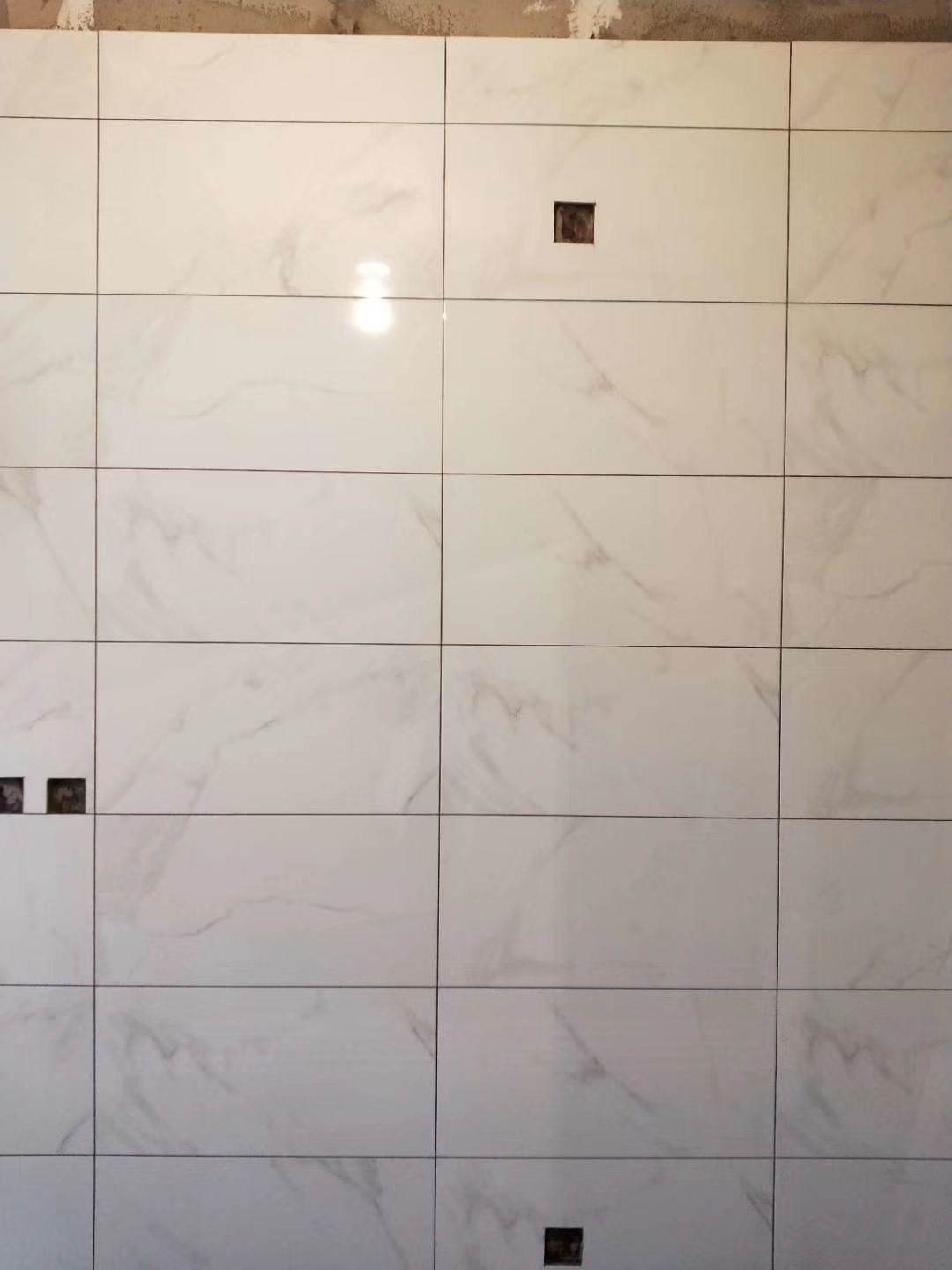 厨房墙面瓷砖脱落找不到合适瓷砖,还没入住瓷砖就脱落