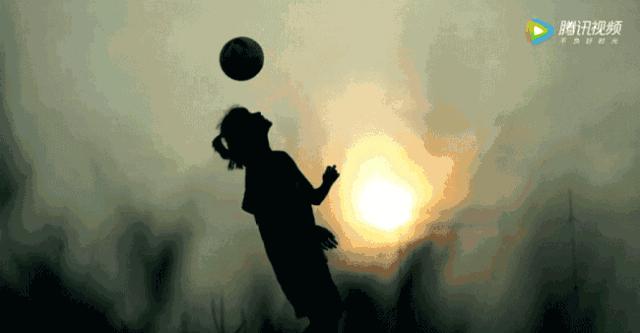 泪目瞬间快递小哥,单腿小哥冒雨送外卖