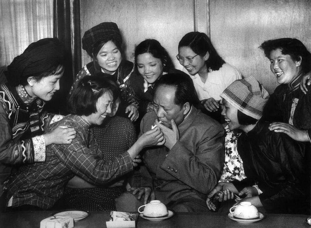 上世纪50年代，给毛主席点烟的女知青，如今怎么样了？