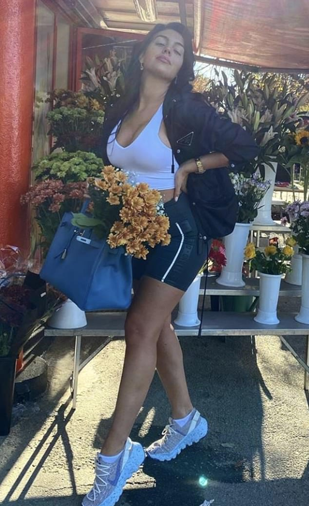 c罗晒训练照努力训练保持状态,c罗晒训练照秀肌肉