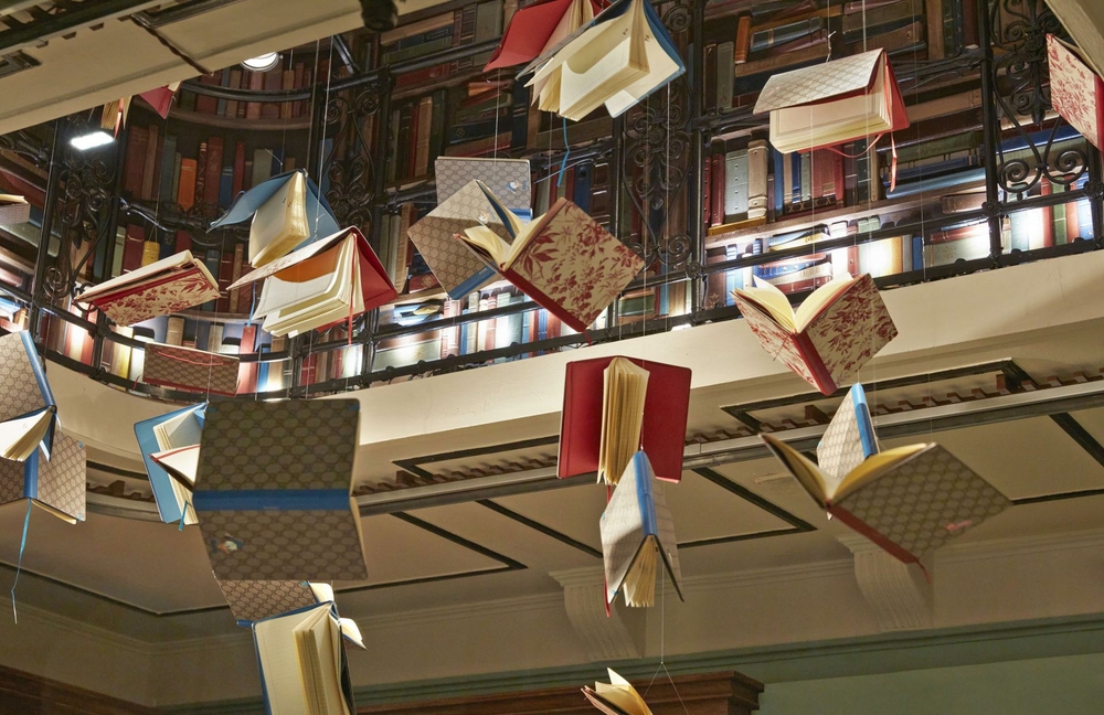 坐Hermès沙发，打GUCCI扑克…米兰设计周上还有什么好东西？