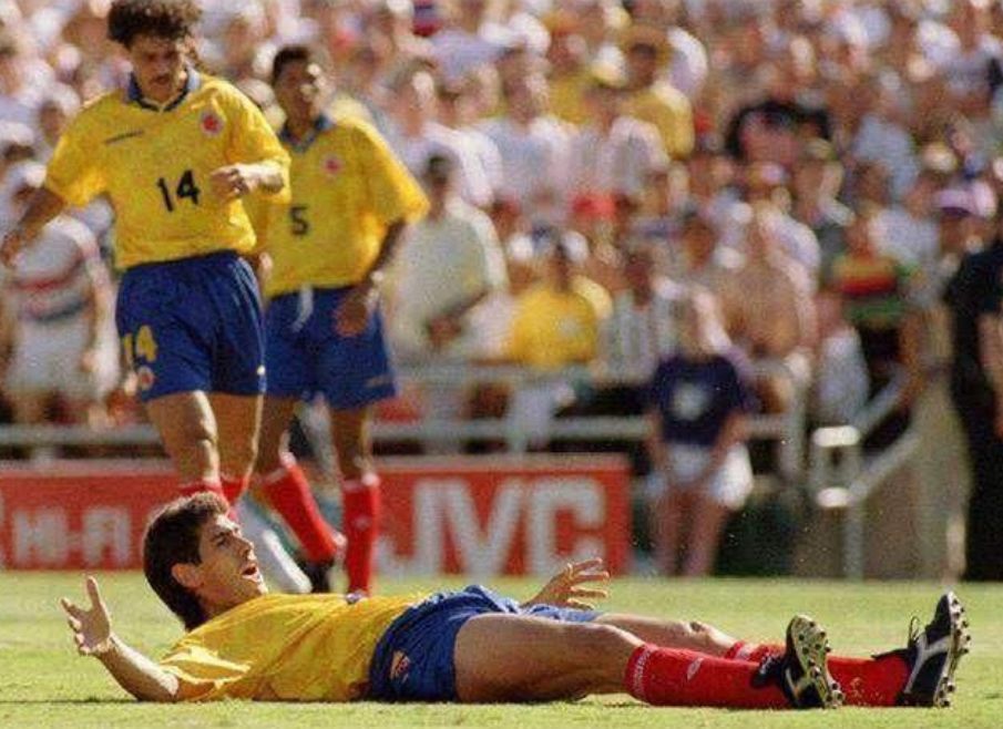 世界杯上乌龙球后遭球迷枪杀,因为乌龙球被枪杀的足球运动员