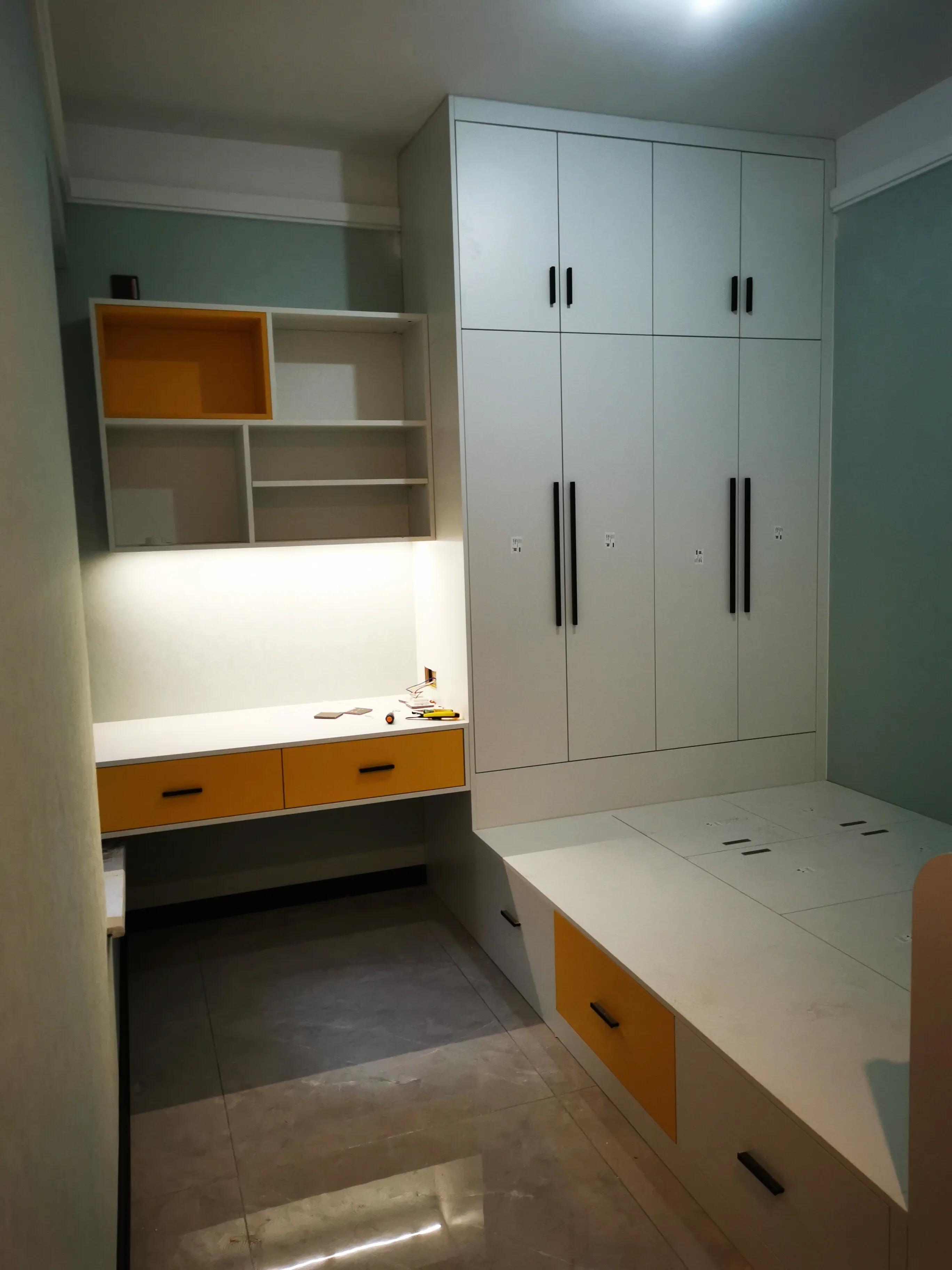 成都定制柜子鲁丽欧松板配PET肤感和高光门安装完工!640元/平方